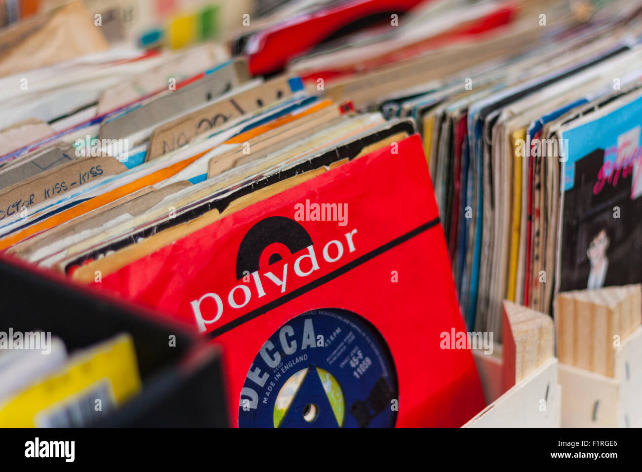 Scatole di 45 rpm dischi in vinile in Broadway Market, Hackney, Londra, Inghilterra, Regno Unito Foto Stock