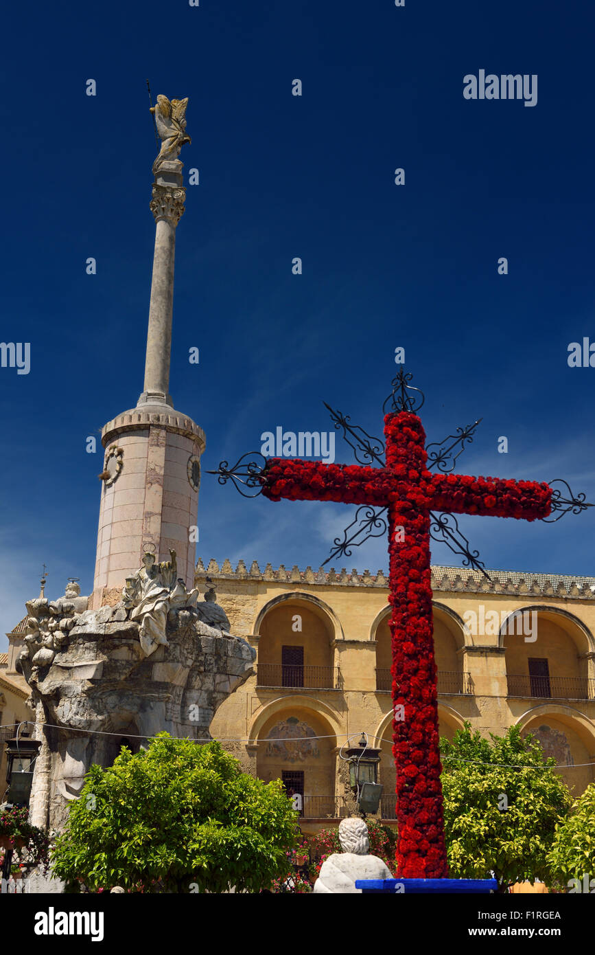 Fiori di colore rosso sulla croce al Gate Bridge Square Cordoba per il Maggio attraversa Festival Foto Stock
