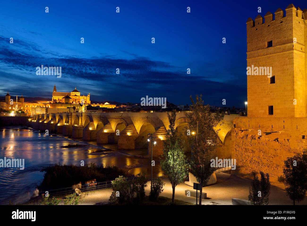 Calhorra Torre di porta per il ponte romano sul fiume Guadalquivir con la cattedrale di Cordoba moschea al tramonto Foto Stock