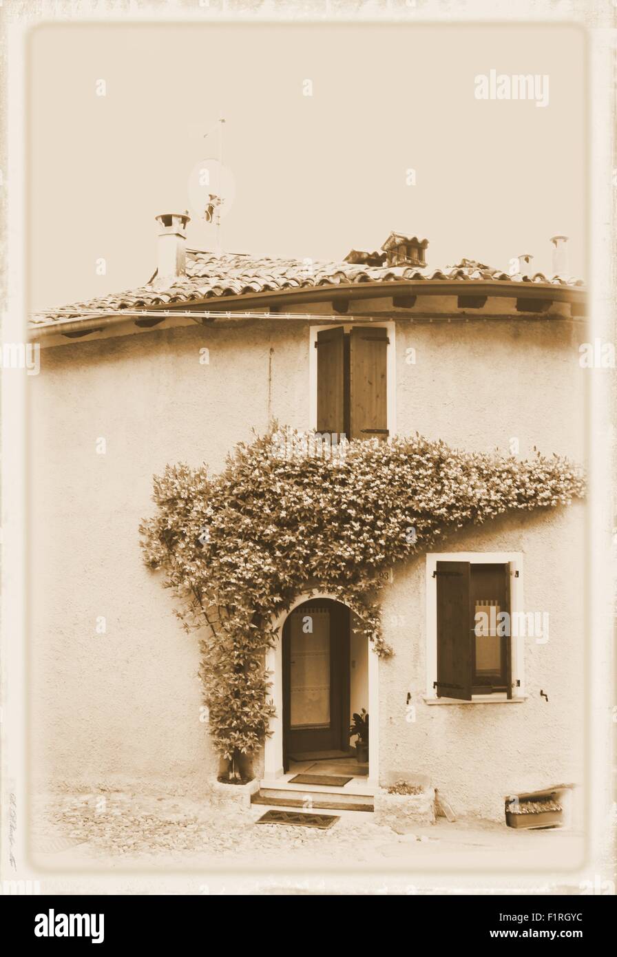 Vintage foto della casa di fiori sulla facciata in Italia Foto Stock