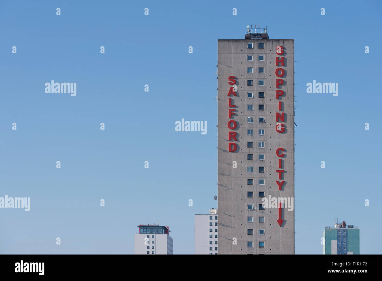 Un colpo esterno della torre dei blocchi a Salford Shopping Center situato in Pendleton, Greater Manchester in una giornata di sole. Foto Stock