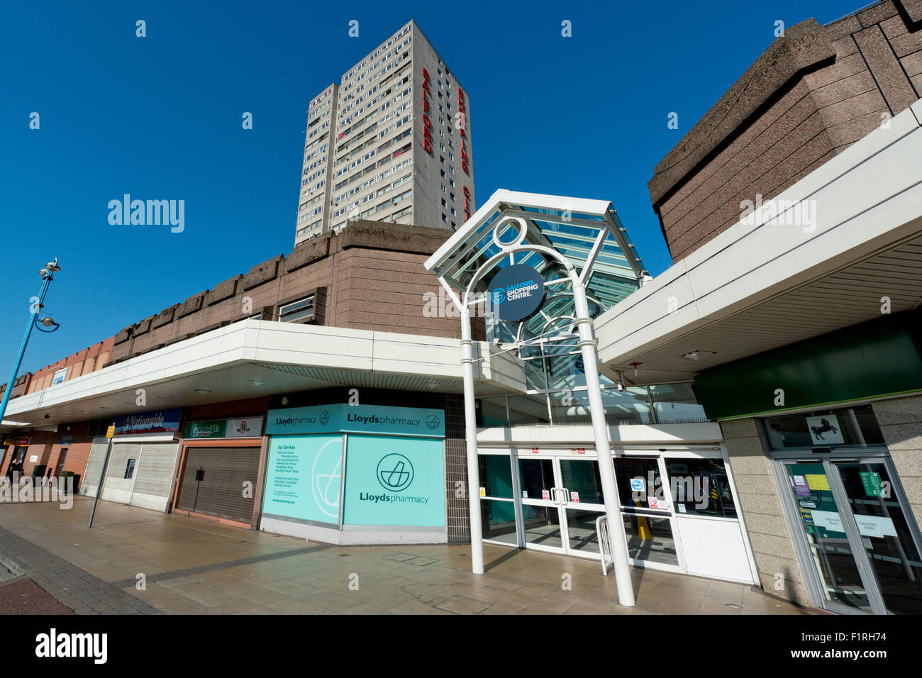 Un colpo esterno di Salford Shopping Center situato in Pendleton a Salford, Greater Manchester in una giornata di sole. Foto Stock