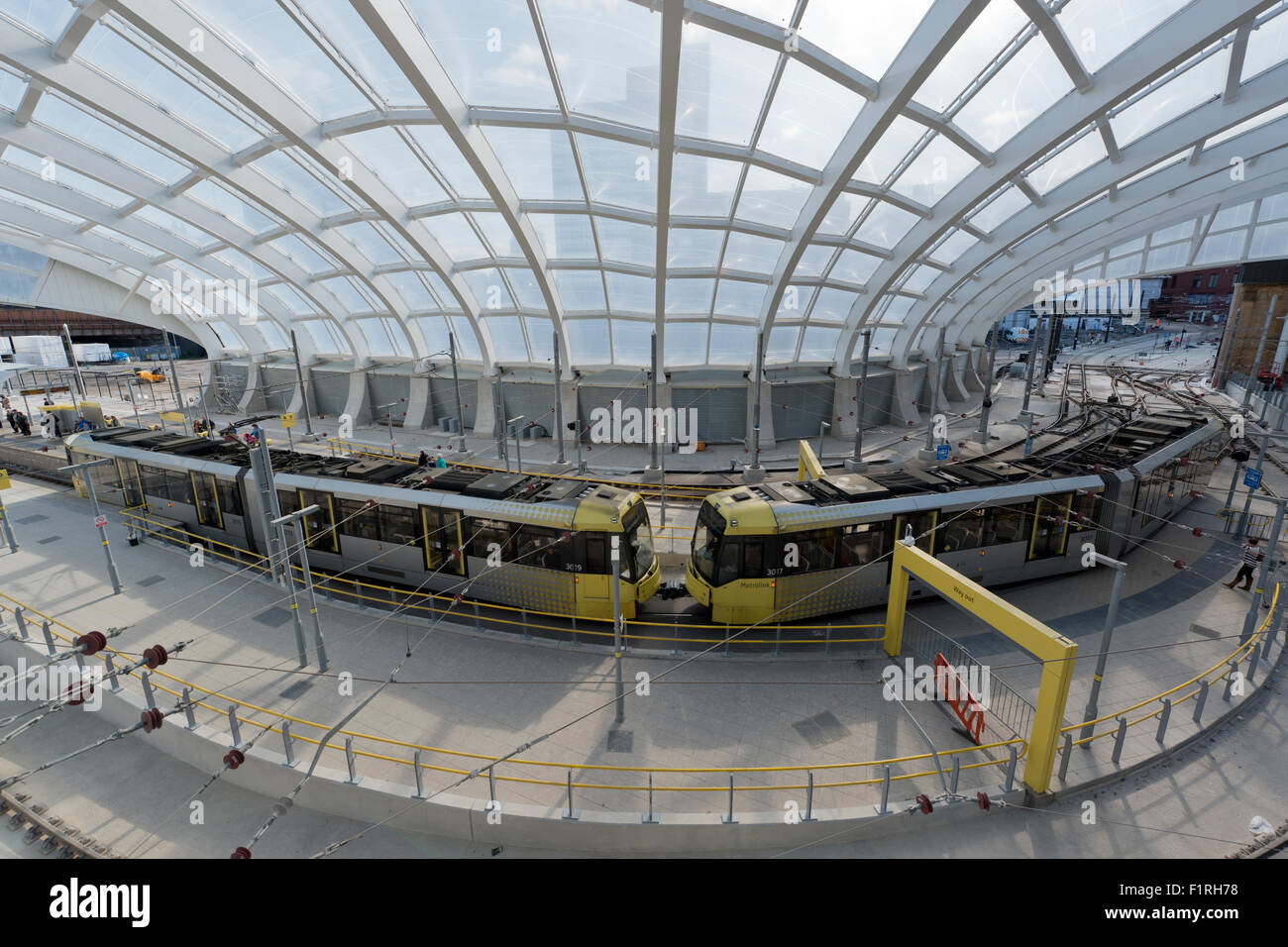 L'area interna del rinnovato Victoria Station a Manchester, dotato della Metrolink LRT stop Foto Stock