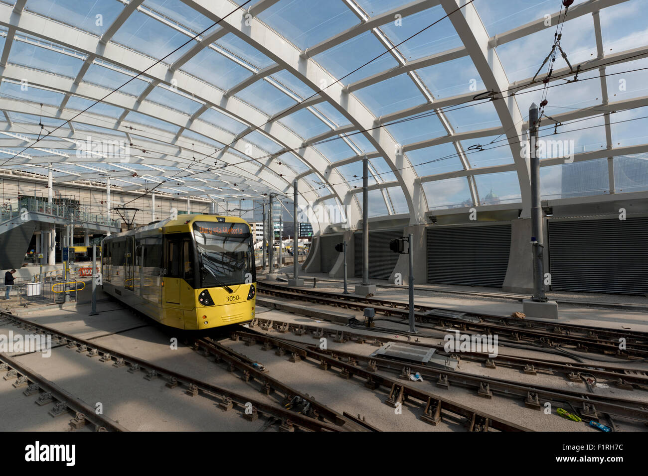 L'area interna del rinnovato Victoria Station a Manchester, dotate di un Metrolink LRT tram Foto Stock
