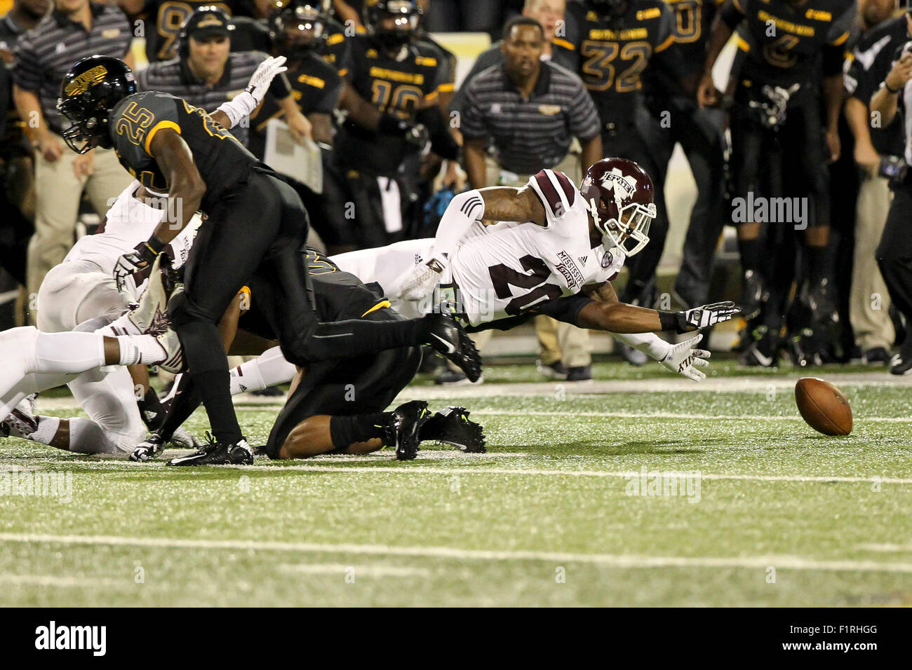 La Mississippi State DB, Brandon Bryant (20) tenta di recuperare un onside kick da Southern perdere durante il NCAA Football gioco tra il sud del Mississippi e Mississippi State a {M.M. Roberts} in {Hattiesburg} {MS}. Chuck leccare/CSM Foto Stock