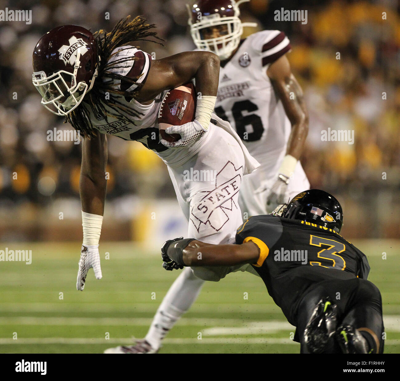 La Mississippi State RB, Alston Shumpert (32) viene affrontato per una perdita da Southern Miss DB, Cornell Armstrong (3) durante il NCAA Football gioco tra il sud del Mississippi e Mississippi State a {M.M. Roberts} in {Hattiesburg} {MS}. Chuck leccare/CSM Foto Stock