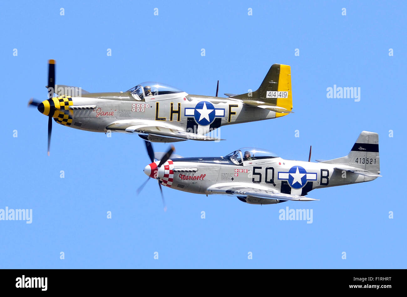 P Mustang coppia. Questi North American P-51D Mustang piani eseguiti un basso livello flypast presso la vittoria di Cosby Show, Leicestershire, Regno Unito, 2015. Foto Stock