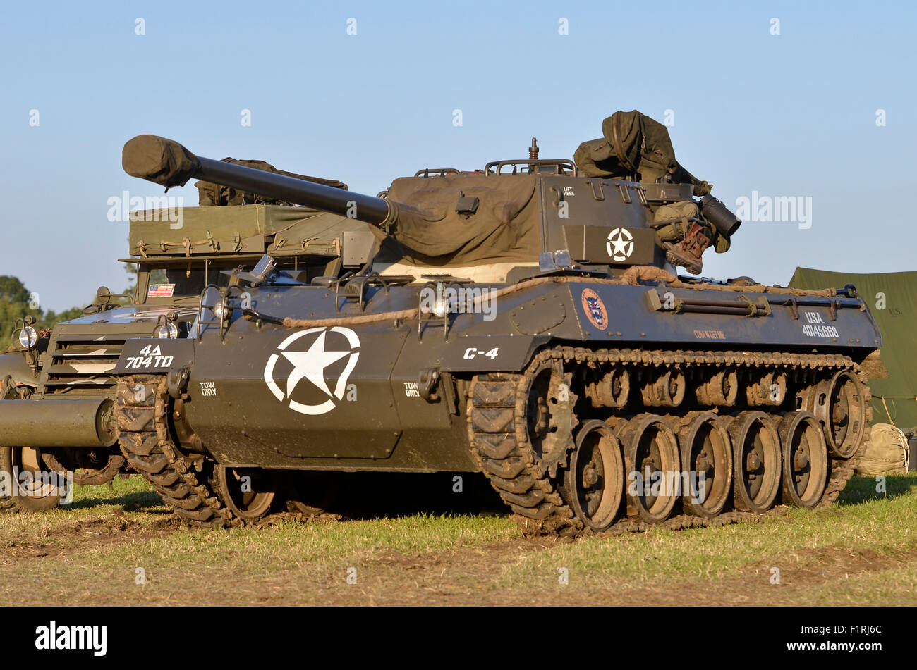 M18 Hellcat cacciatorpediniere serbatoio (Pistola carrello a motore) con M3 a mezza via dietro, Cosby vittoria mostra, Leicestershire, Regno Unito, 2015. Credito: Antony ortica/Alamy Live News Foto Stock