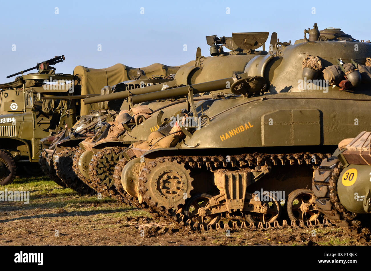 US M4A1 Sherman serbatoi allineati, GMC CCKW 2,5 ton carrello merci dietro, Cosby vittoria mostra, Leicestershire, Regno Unito, 2015. Credito: Antony ortica/Alamy Live News Foto Stock