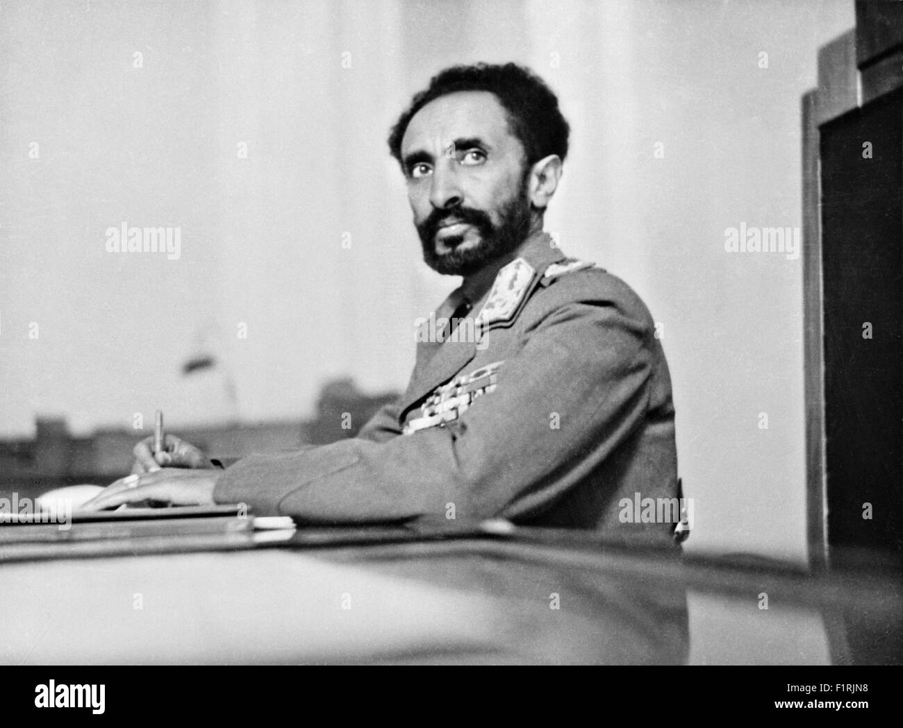 Imperatore etiope Haile Selassie I nel suo studio presso il Palazzo 1942 in Etiopia ad Addis Abeba. Foto Stock