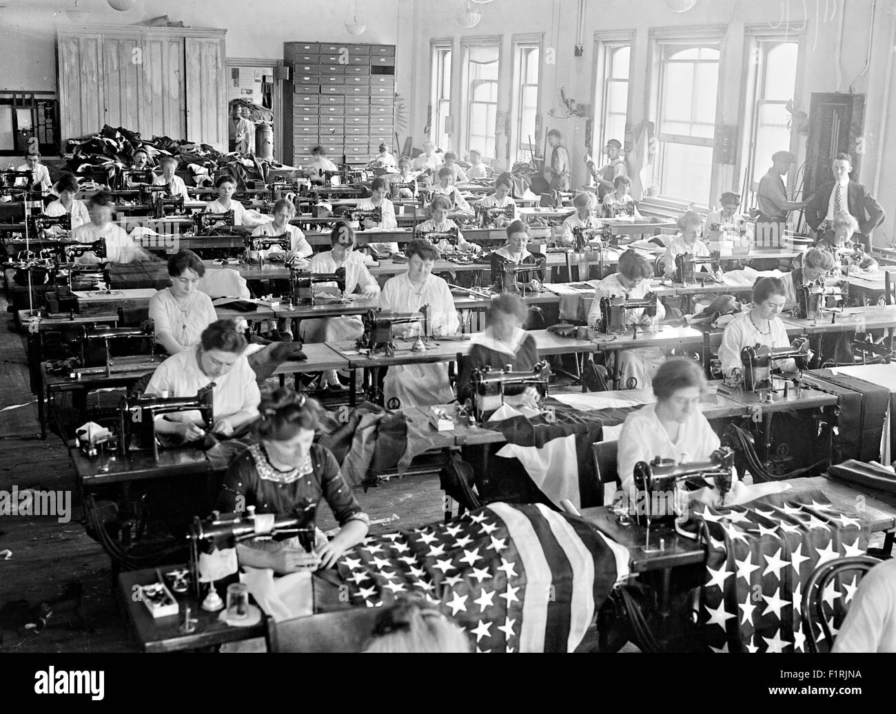 Donne cucire bandiere al Brooklyn Navy Yard a sostegno dell'America entrando in guerra mondiale I Luglio 22, 1917 a Brooklyn, New York. Foto Stock