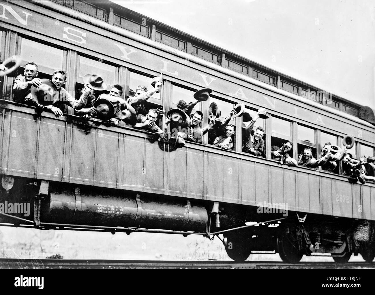 Gli Stati Uniti Marina Marina 5 soldati di muoversi in treno da Philadelphia Navy Yard al porto di New York il 10 giugno 1917 a Philadelphia, Pennsylvania. I soldati sono in spedizione off per dar battaglia in Francia durante la Prima Guerra Mondiale. Foto Stock
