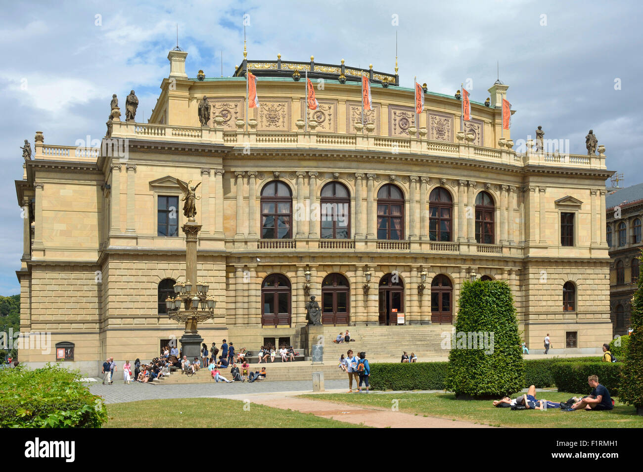 La sala concerti Rudolfinum e galleria d'Arte a Jan Palach square di Praga. Foto Stock