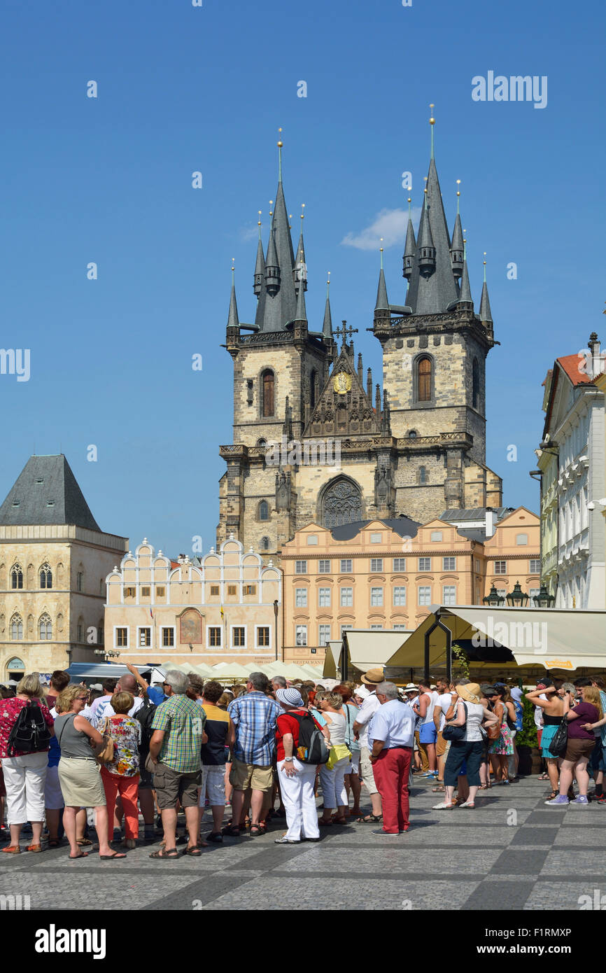 I turisti alla Piazza della Città Vecchia di fronte alla chiesa di Nostra Signora di Tyn di Praga. Foto Stock