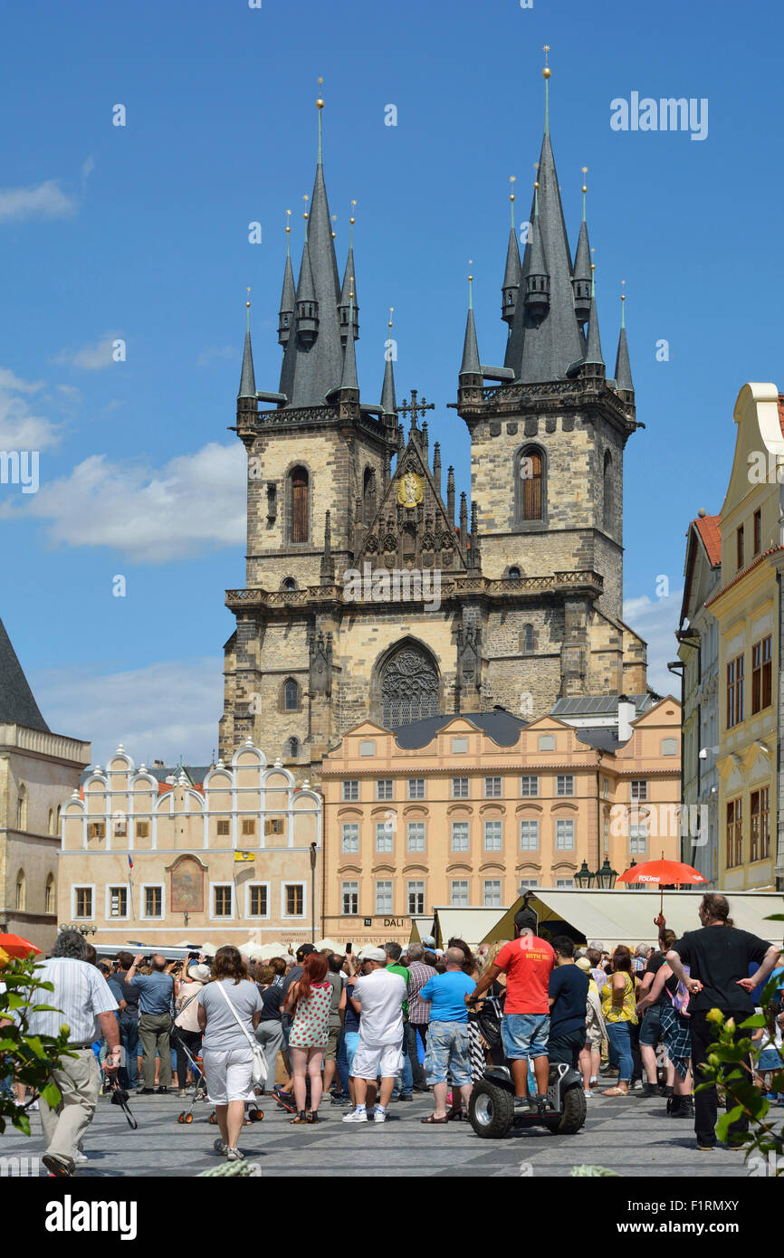 I turisti alla Piazza della Città Vecchia di fronte alla chiesa di Nostra Signora di Tyn di Praga. Foto Stock