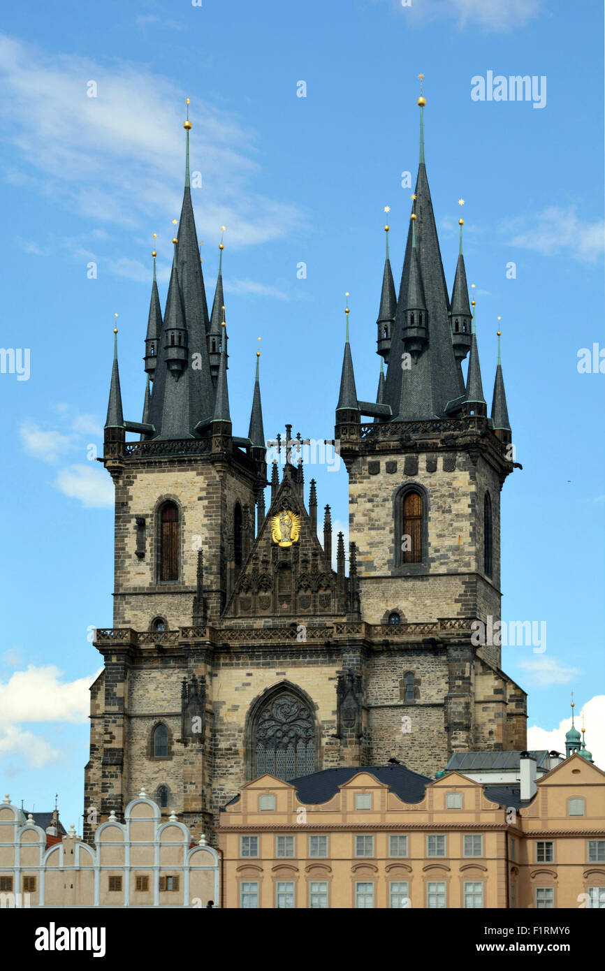 La chiesa di Nostra Signora di Tyn presso la Piazza della Città Vecchia di Praga. Foto Stock