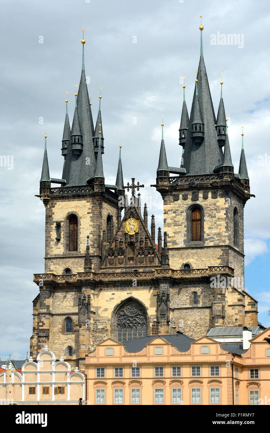 La chiesa di Nostra Signora di Tyn presso la Piazza della Città Vecchia di Praga. Foto Stock