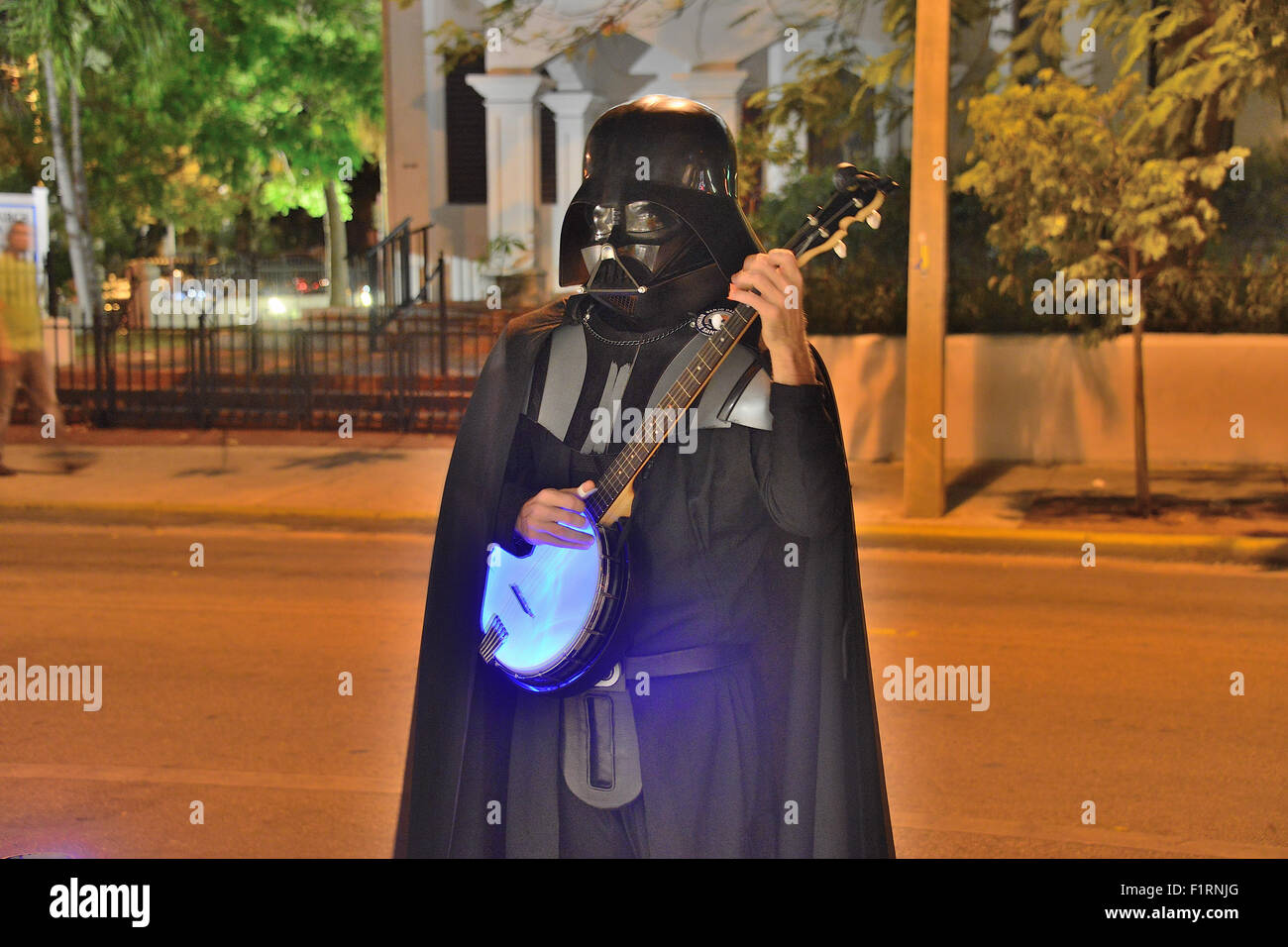 Un lettore banjo vestito come Darth Vadar gioca su Duval Street a Key West Florida USA Foto Stock