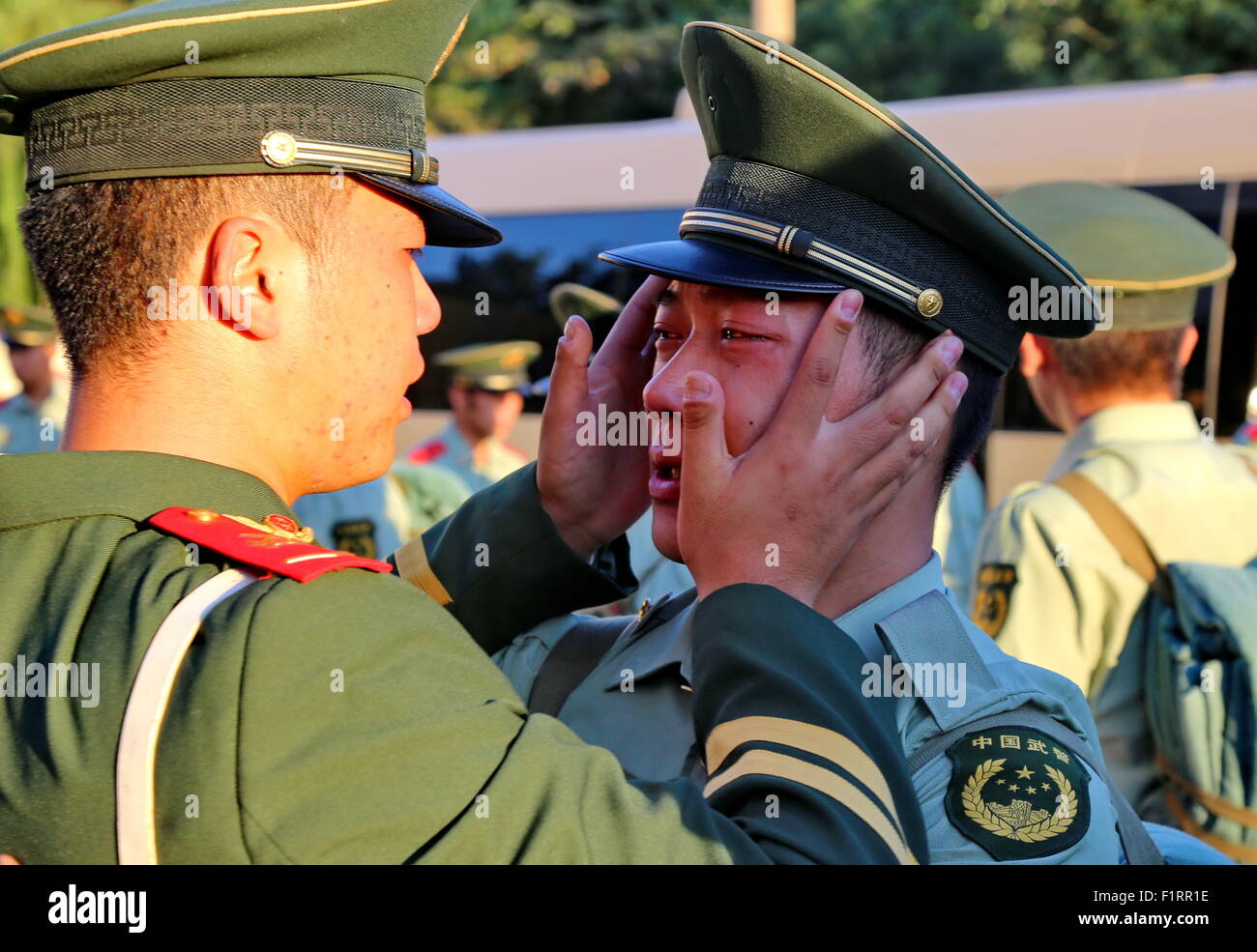 Qinhuangdao cinese nella provincia di Hebei. 6 Sep, 2015. Un veterano di Qinhuangdao frontiera stazione di ispezione dice addio al compagno in armi in Qinhuangdao, nel nord della Cina di nella provincia di Hebei, Sett. 6, 2015. Più di 100 venterans qui caserma di sinistra per tornare a casa di domenica. Credito: Yang Shiyao/Xinhua/Alamy Live News Foto Stock