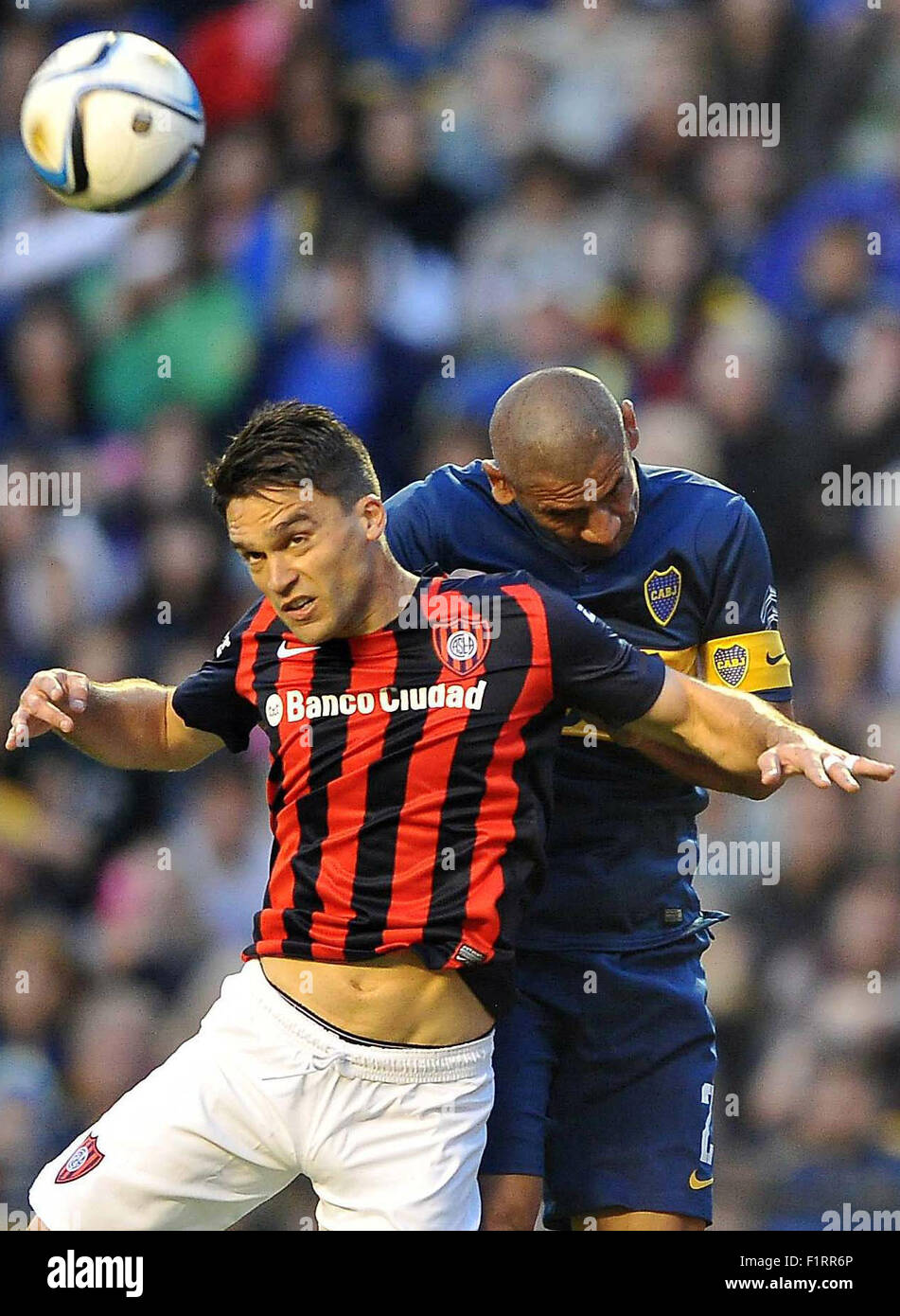 (150907) -- BUENOS AIRES, sett, 2015 (Xinhua) -- Boca Juniors' Daniel Diaz (R) il sistema VIES per la palla con il San Lorenzo del Matias Caruzzo durante una partita a Alberto J. Armando Stadium di Buenos Aires, Argentina, il 7 settembre 6, 2015. (Xinhua/Victor ño/TELAM) (RTG) Foto Stock