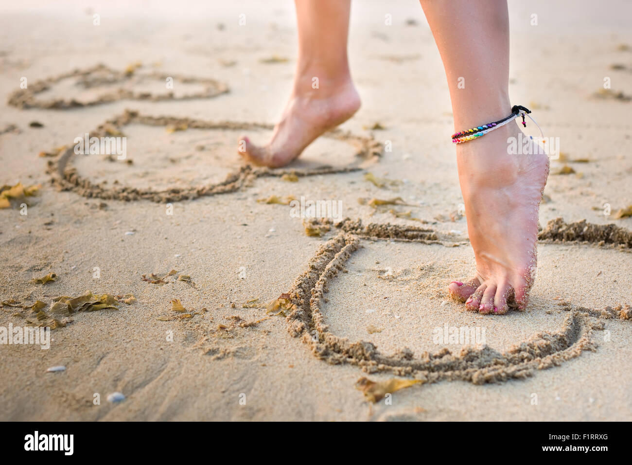 Gambe di donna sulla spiaggia Foto Stock
