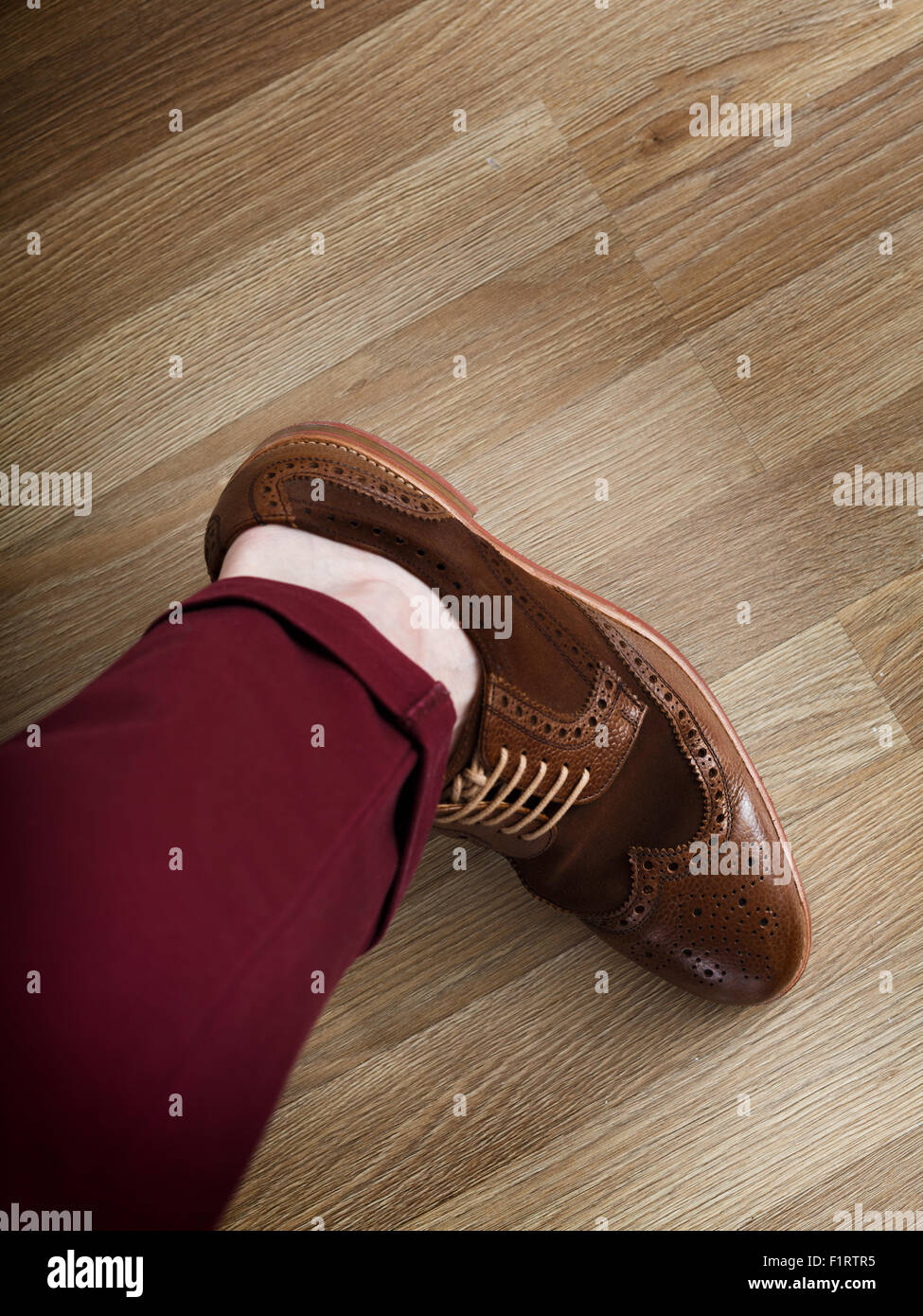 Maschio Sockless gamba in due tonalità brogue scamosciato, Elegante vestito che indossa pantaloni imbottiti e wingtips Foto Stock