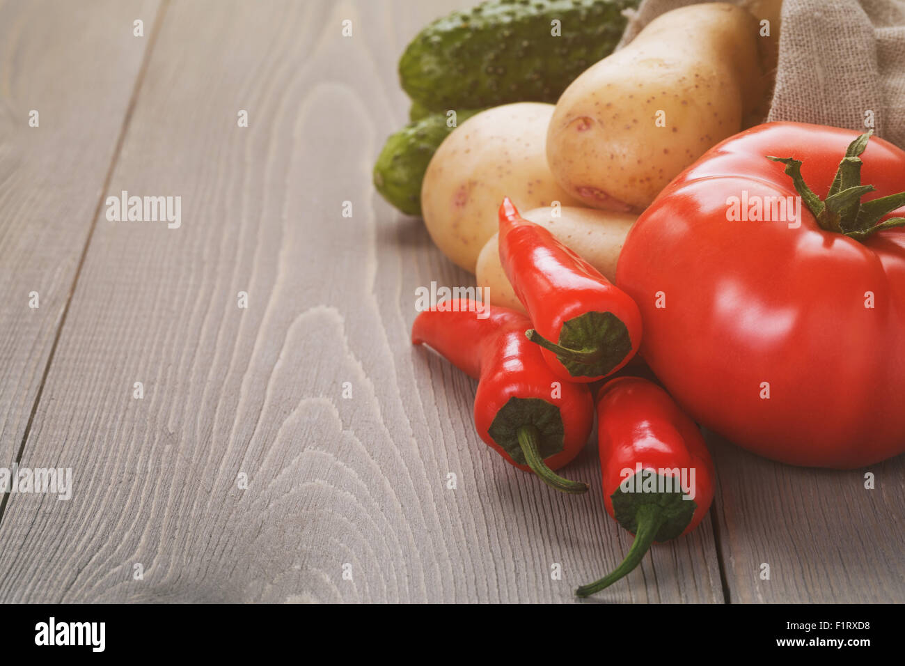 Materie organiche vegetali su tavola di legno Foto Stock