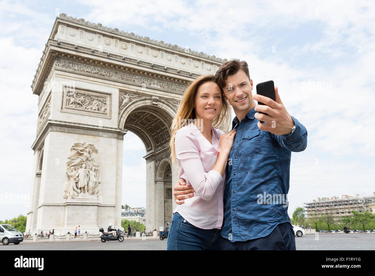 Giovane shopping su Avenue des Champs Elysees Foto Stock