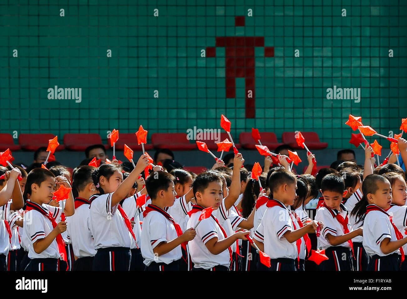 Pechino, Cina. 7 Sep, 2015. Gli alunni di eseguire a una cerimonia di apertura sulla scuola il giorno di apertura in corrispondenza di Xuanwu Hui nazionalità Scuola Elementare di Pechino, capitale della Cina, Sett. 7, 2015. Gli studenti di Pechino hanno ricevuto la loro scuola il giorno di apertura il 7 settembre 7. Credito: Shen Bohan/Xinhua/Alamy Live News Foto Stock