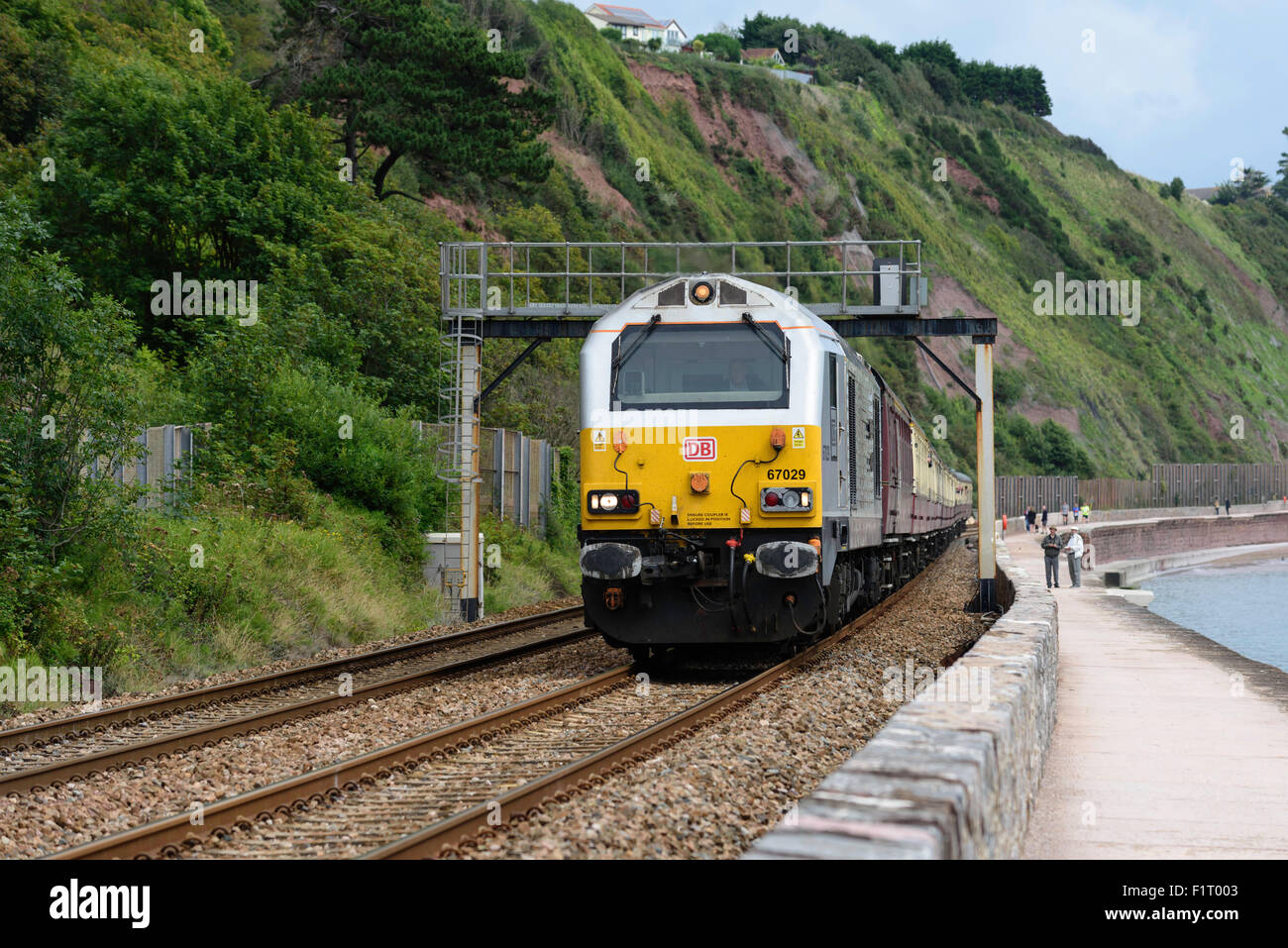 D B Schenker Classe 67 locomotiva diesel 67029 traina un treno di carta oltre la parete del mare Teignmouth South Devon Regno Unito Foto Stock