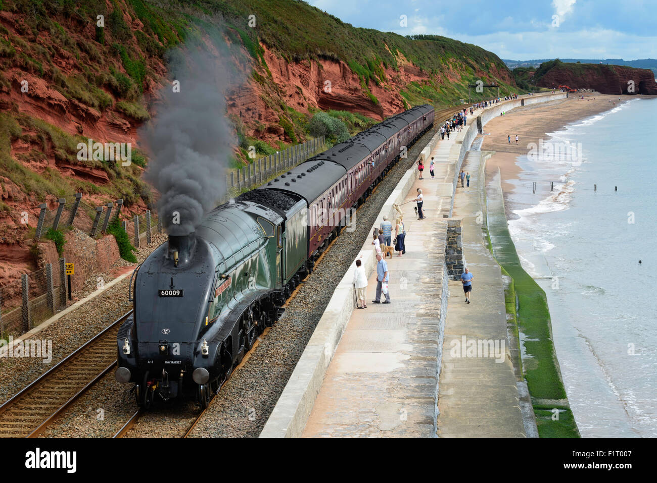 Locomotiva a vapore 60009 Unione Sudafricana traina la Royal Ducato treno oltre la parete del mare a sud di Dawlish Devon UK Foto Stock
