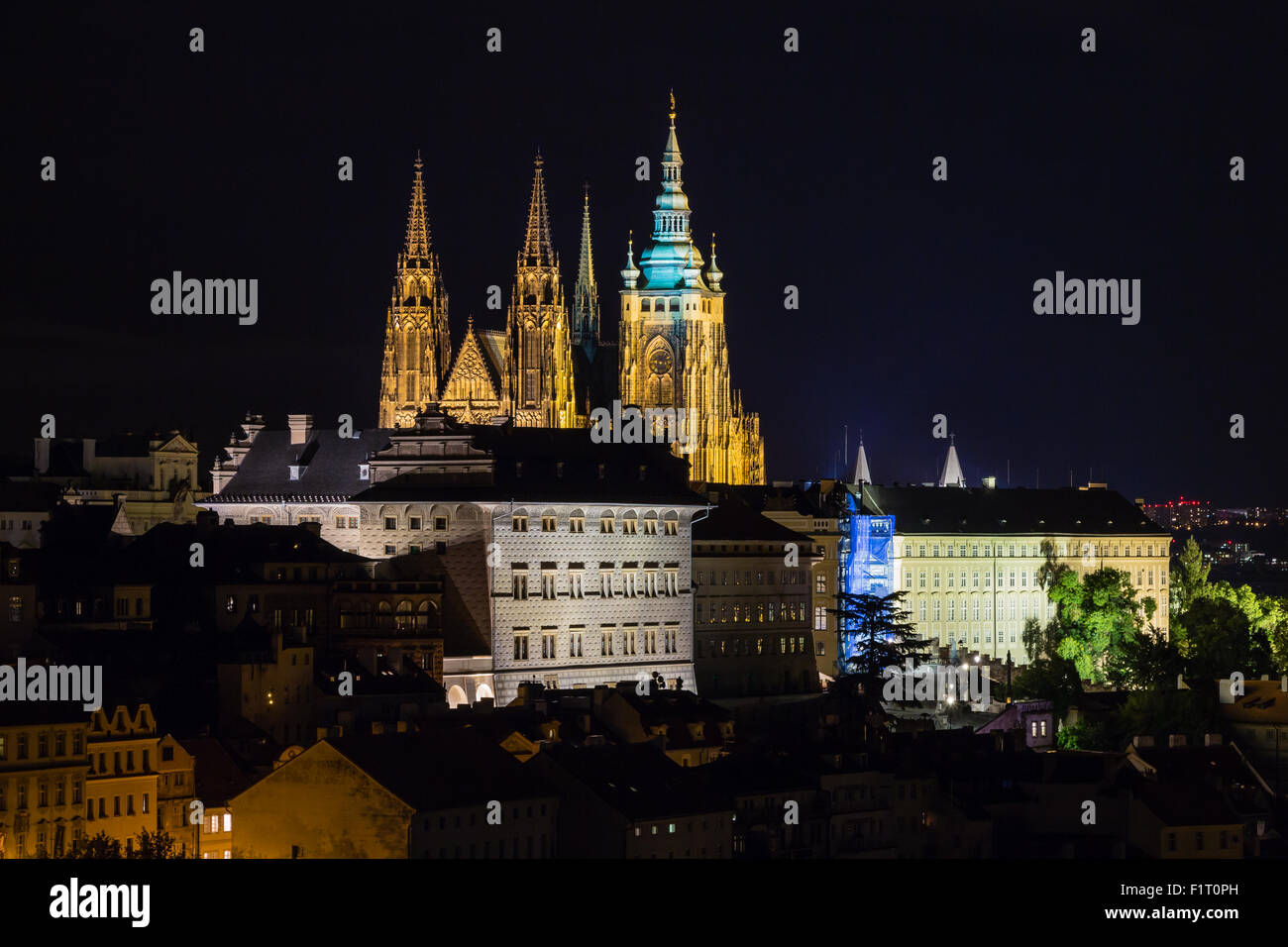 Praga, Repubblica Ceca. Foto notturna del Ponte Carlo, il castello e gli edifici storici Foto Stock