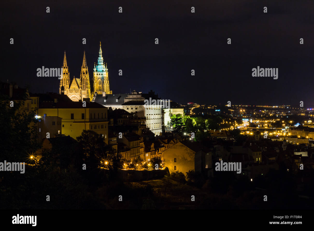 Praga, Repubblica Ceca. Foto notturna del Ponte Carlo, il castello e gli edifici storici Foto Stock