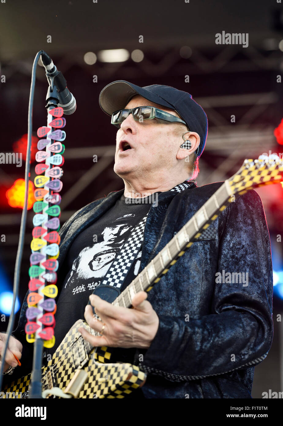 Close-up, dettaglio, Rick Nielsen della rock band Cheap Trick eseguendo al  Carolina ribellione a Charlotte nella Carolina del Nord Foto stock - Alamy