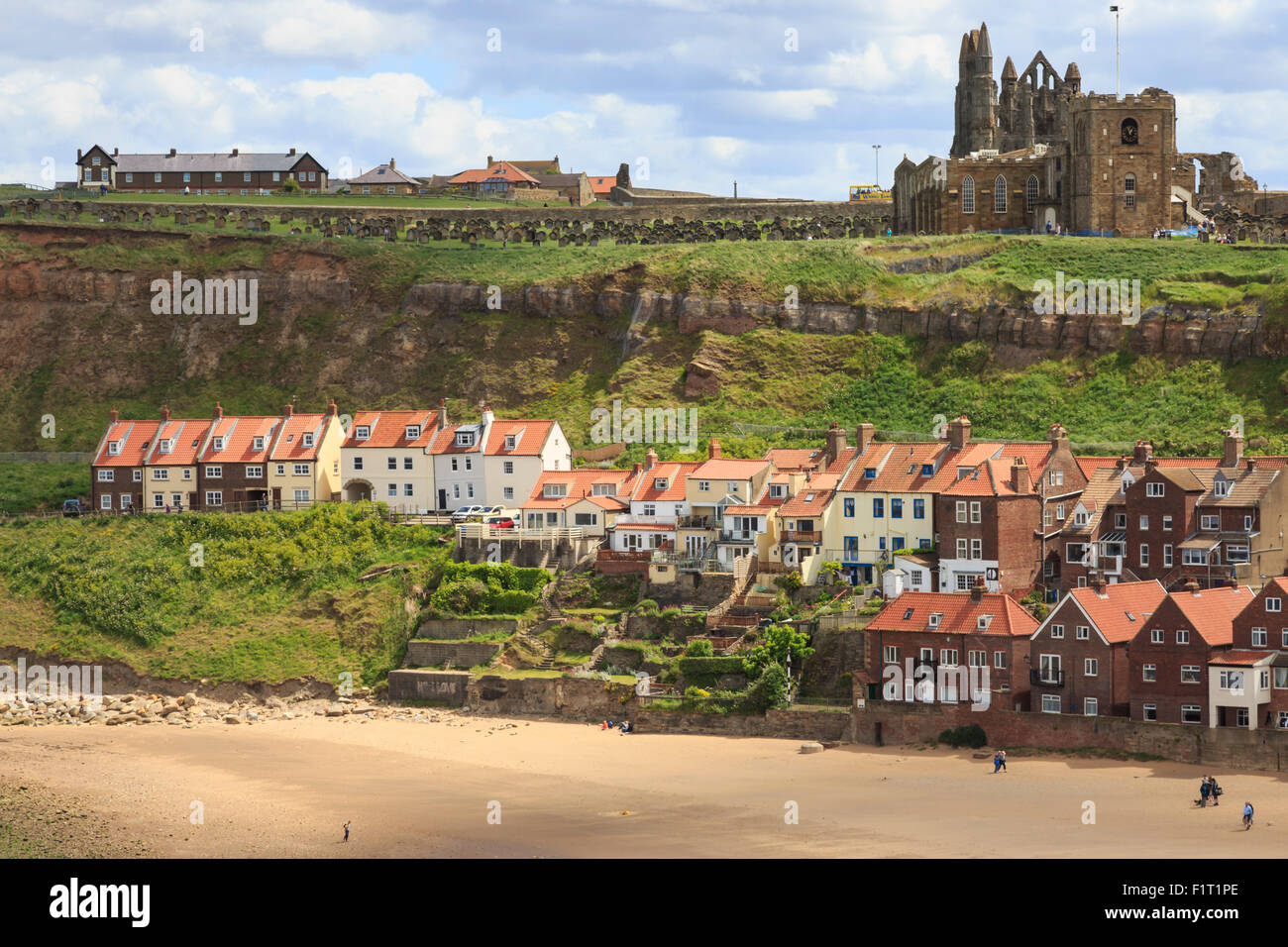 La Chiesa di Santa Maria e Whitby Abbey sopra Tate Hill Beach, visto da West Cliff, Whitby, North Yorkshire, Inghilterra, Regno Unito Foto Stock