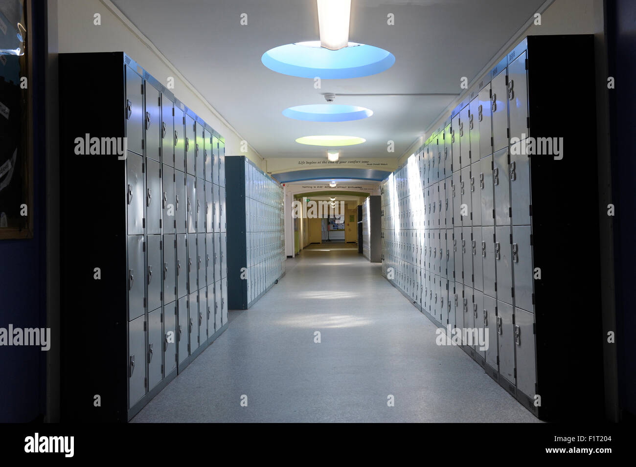 Scuola vuoto corridoio con armadietti Foto Stock