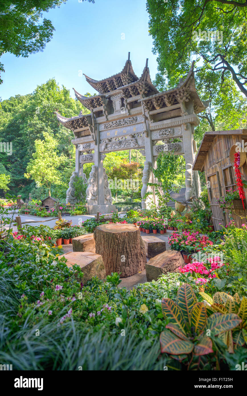 Cinese tradizionale stone gate a Wansong Academy, Hangzhou, Zhejiang, Cina e Asia Foto Stock