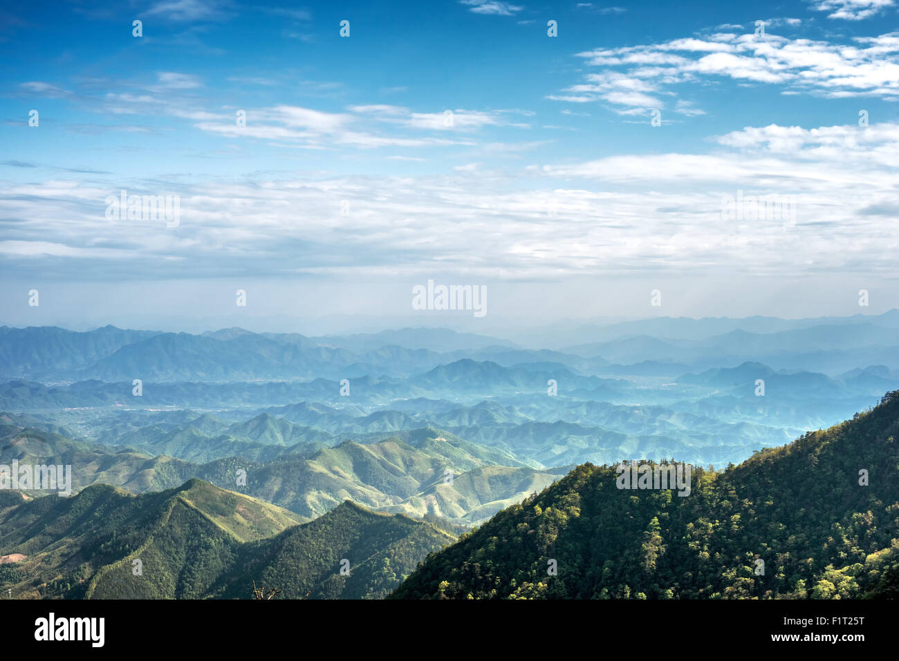 Misty catene montuose come visto da Tian Shan um picco, Zhejiang, Cina e Asia Foto Stock