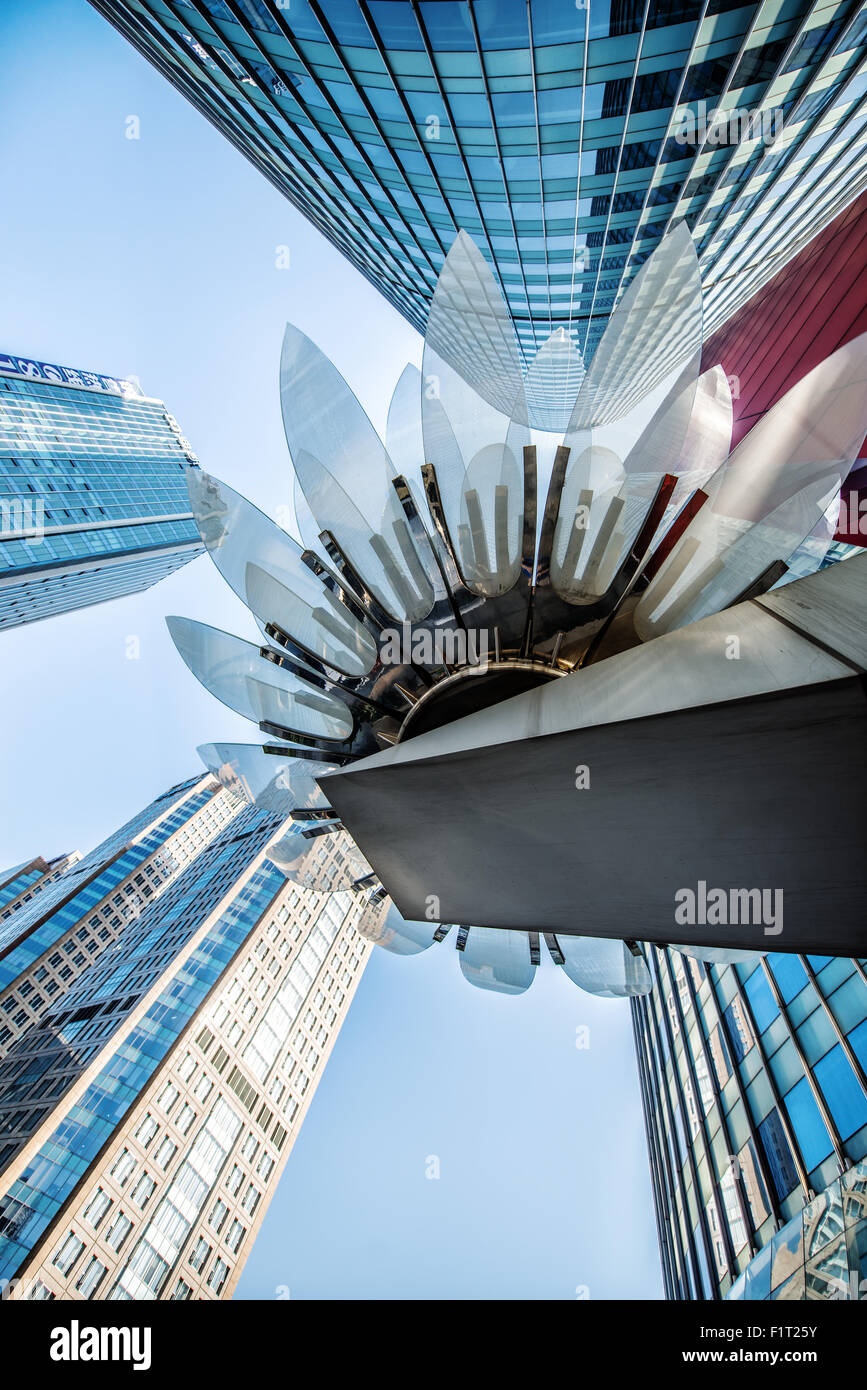 Vetro e metallo Lotus installazione nella parte anteriore della HSBC Bank nel quartiere Jianggan, Hangzhou, Zhejiang, Cina e Asia Foto Stock