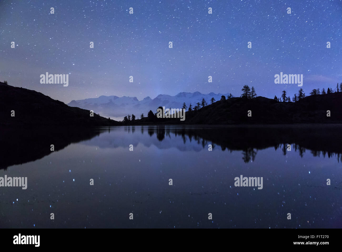 Notte stellata sul Monte Rosa visto dal lago Vallette, parco naturale del Mont Avic, Valle d'Aosta, Graian Alps, Italia, Europa Foto Stock