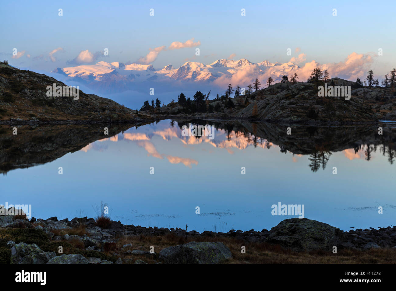 Alba sul Monte Rosa visto dal Lac Blanc, parco naturale del Mont Avic, Valle d'Aosta, Graian Alps, Italia, Europa Foto Stock