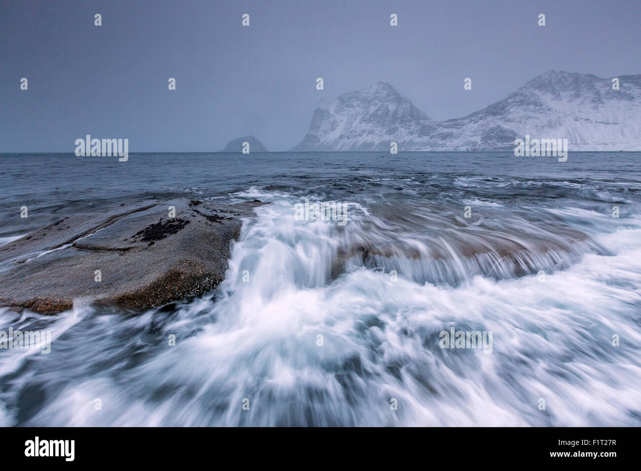 Onde che si infrangono sulle rocce del mare freddo, Haukland, Isole Lofoten Norvegia settentrionale, Scandinavia, artiche, Europa Foto Stock