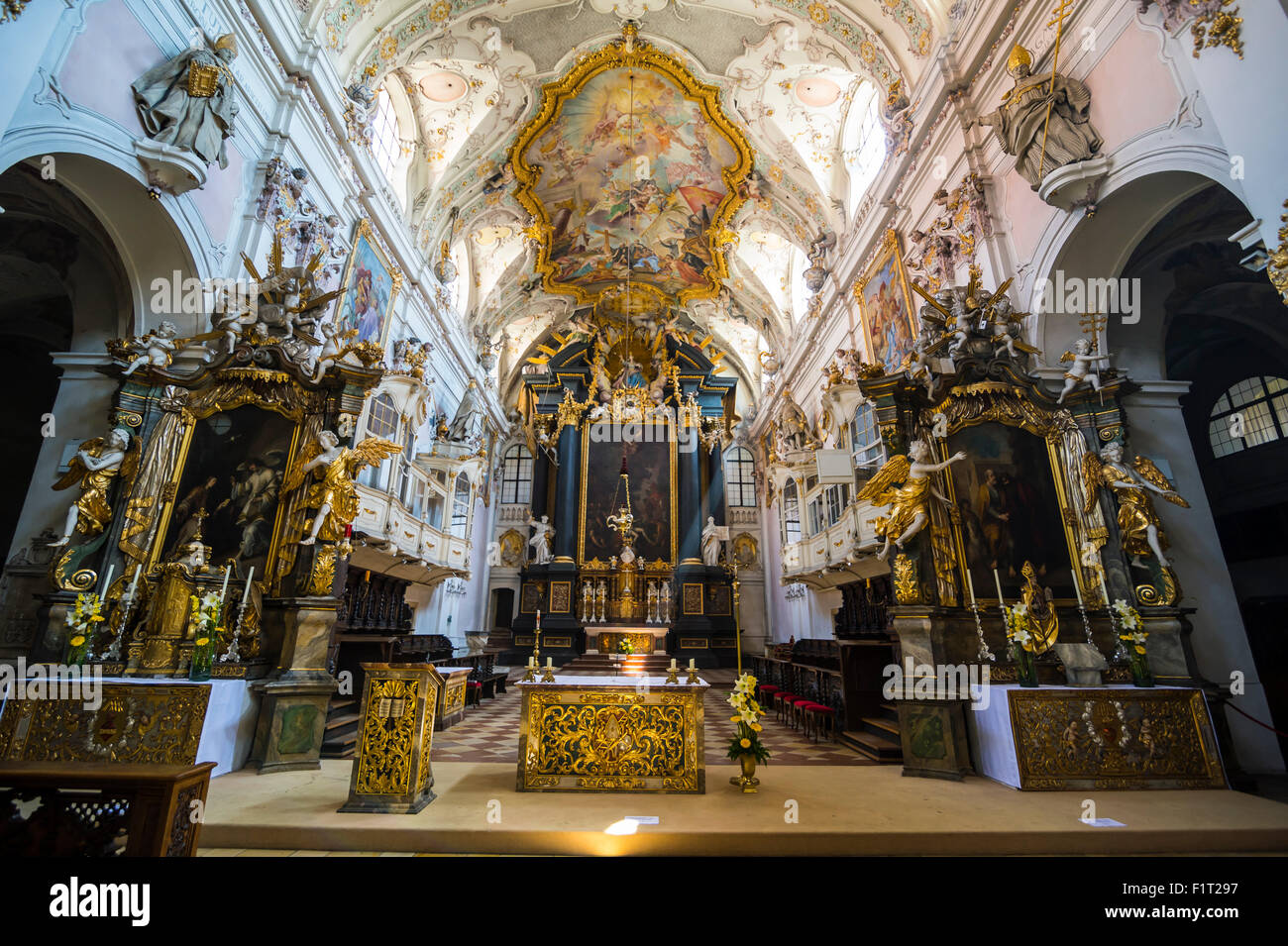 Interno del Romanico San Emmeram nella Basilica (abbazia) noto come Schloss Thurn und Taxis, Regensburg, UNESCO, Baviera, Germania Foto Stock
