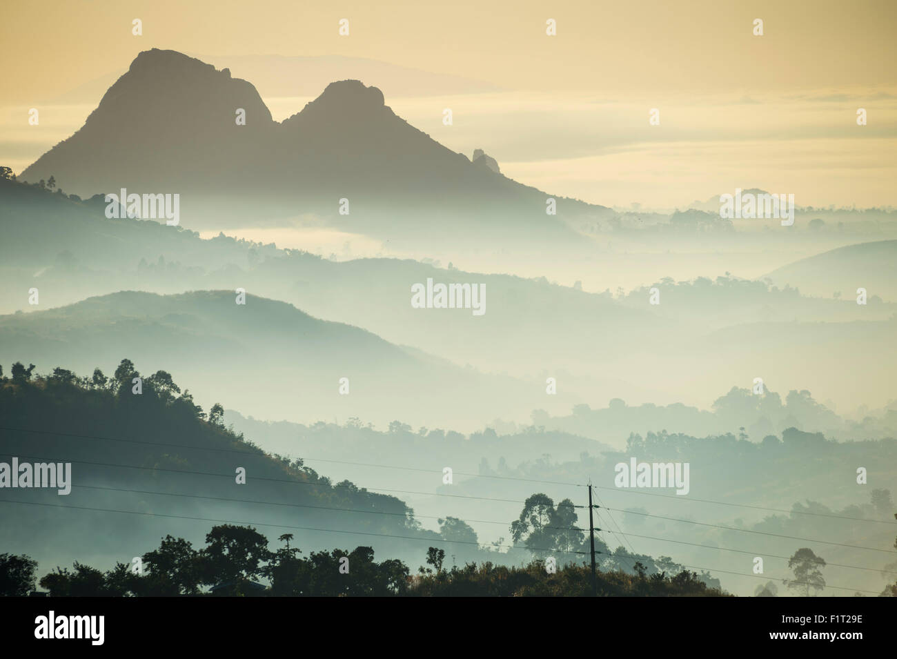 Sunrise e la nebbia oltre le montagne circostanti Blantyre, Malawi, Africa Foto Stock