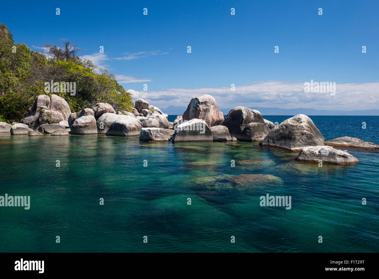 Turchese chiaro acqua e rocce di granito Mumbo Island, Cape Maclear, il Lago Malawi Malawi, Africa Foto Stock