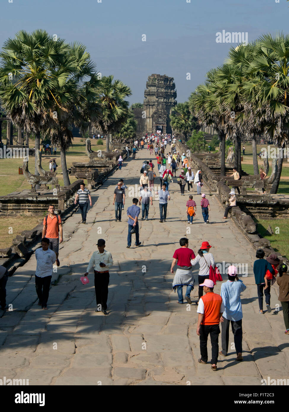 I turisti a Angkor Wat parco archeologico, Sito Patrimonio Mondiale dell'UNESCO, Siem Reap, Cambogia, Indocina, Asia sud-orientale, Asia Foto Stock