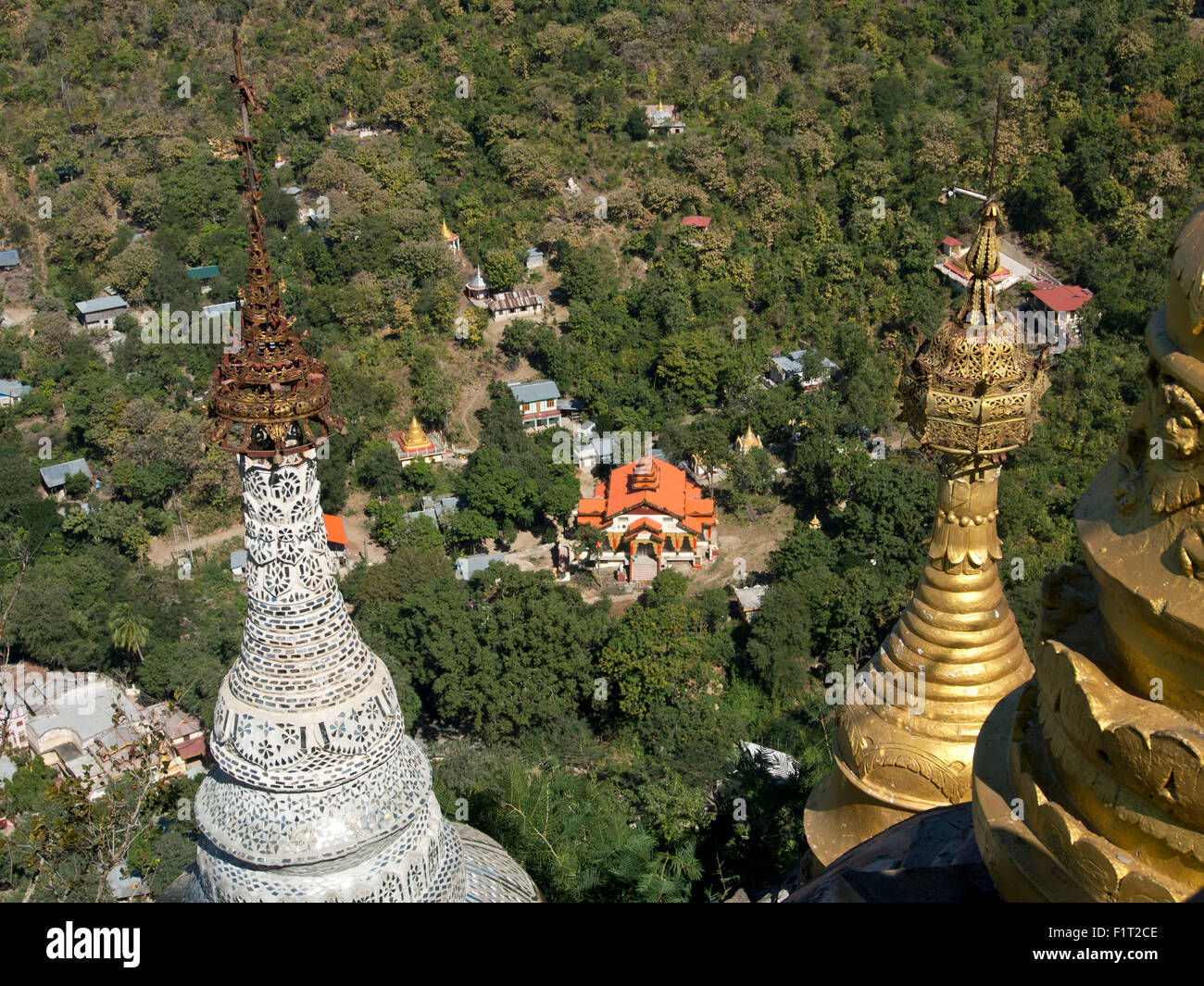 I templi buddisti del Monte Popa vicino a Bagan, Myanmar (Birmania), Asia Foto Stock