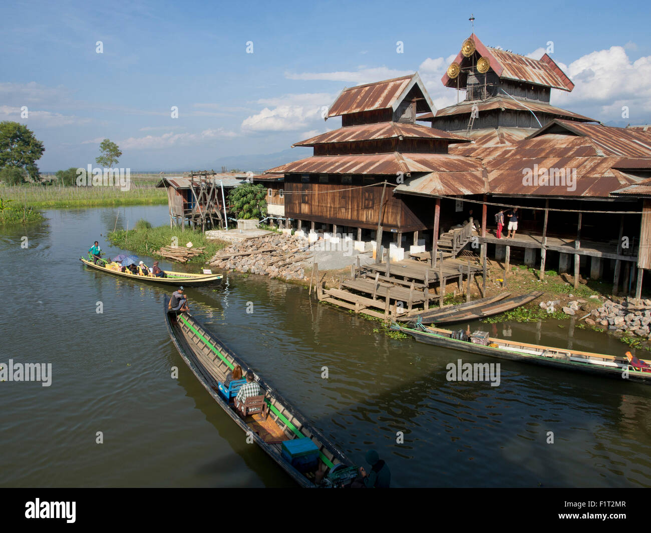 I turisti arrivano in barca al monastero sul Lago Inle, Stato Shan, Myanmar (Birmania), Asia Foto Stock