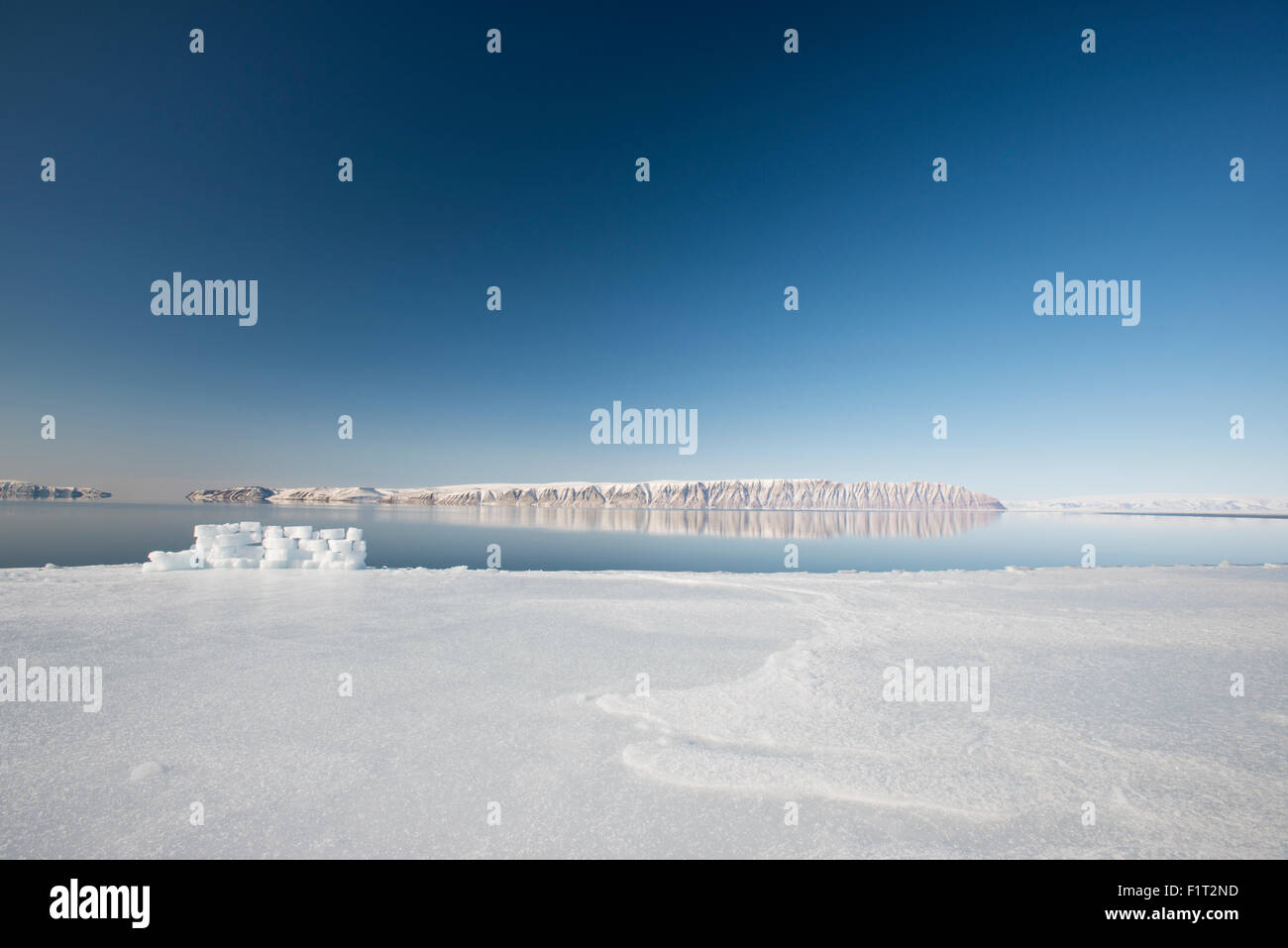 Caccia blind fatto da blocchi di ghiaccio al bordo Floe, la giunzione del mare di ghiaccio e l'oceano, Groenlandia, Danimarca Foto Stock