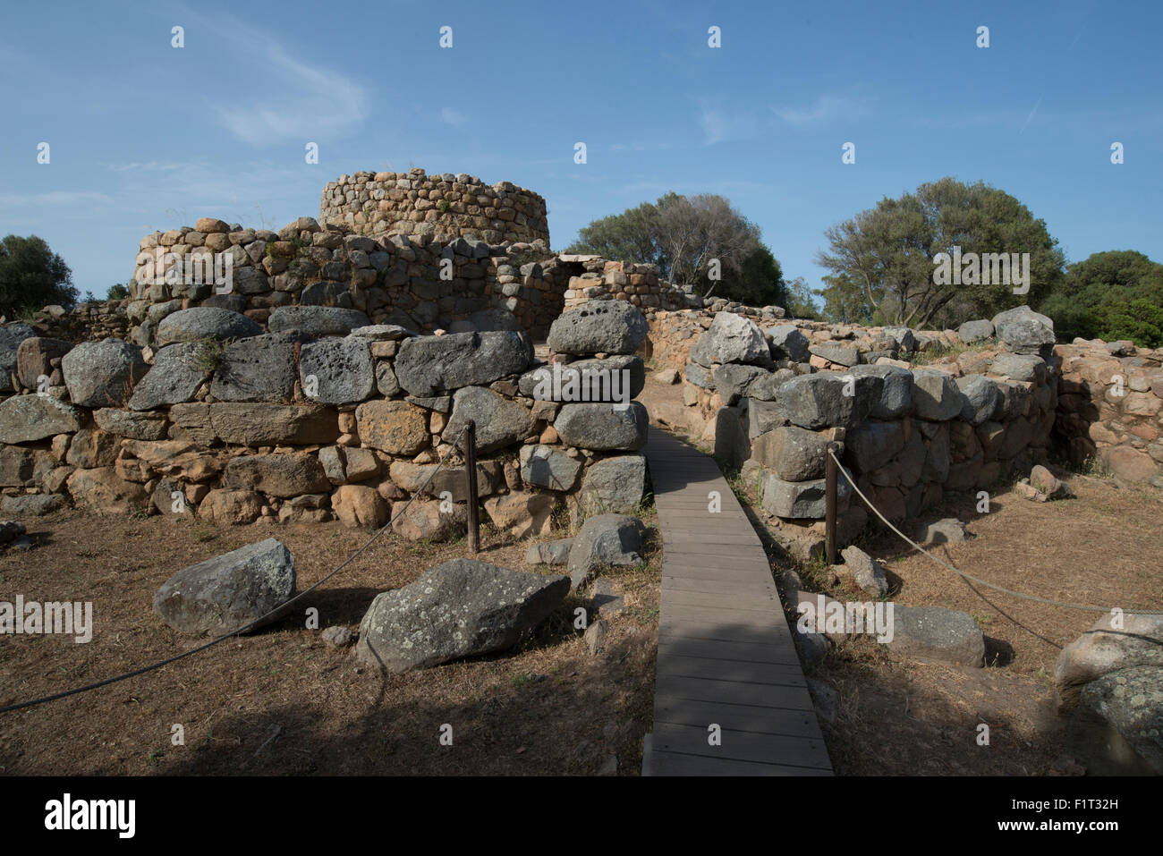 Nuraghe La Prisgiona sito archeologico risalente al 1300 A.C. nei pressi di Arzachena, Sardegna, Italia, Europa Foto Stock